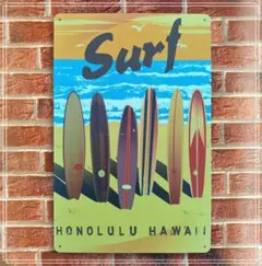 HONOLULUの風が吹くサーフ看板。 波を待つサーフボード、南国の風景