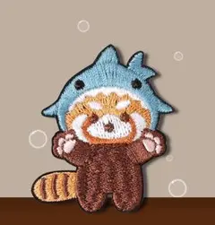 サメの帽子をかぶったレッサーパンダの刺繍ブローチ