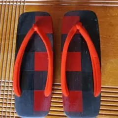 赤と黒のチェック柄の和風下駄