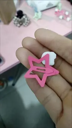 ピンクの星型ヘアクリップ