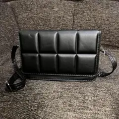 【未使用】カジュアルにも使えるショルダーバッグ　　おしゃれ　マットな黒