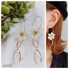 327＊ホワイトフラワー ひねりスティック フープピアス