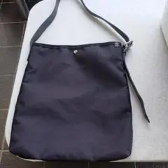 黒のナイロン製サコッシュ