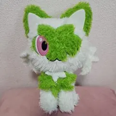 ふわふわ緑と白のぬいぐるみ