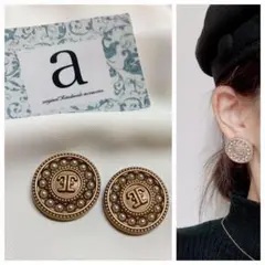 2302☺︎マット素材ゴールドとパールのロゴ入りヴィンテージピアス☺︎