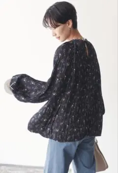 アダムエロペ　クラシカルフラワープリーツブラウス 2WAY　ネイビー