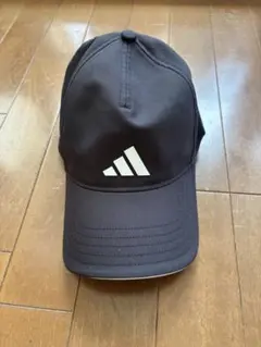 アディダスのスポーツキャップ(黒)です