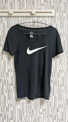 ナイキ　黒Tシャツ