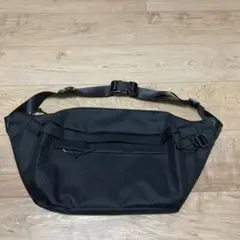 新品未使用　黒 ナイロン ボディバッグ