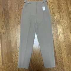 新品　ナチュラルビューティベーシック　タックテーパードパンツ　M カーキ