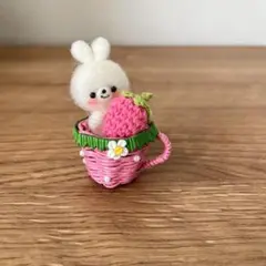 羊毛フェルト　いちごと小さなうさぎちゃん 15日までのお盆セールです♪