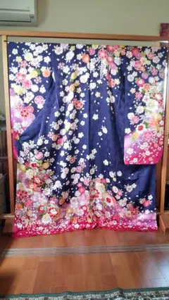 レンタル商品より安い京友禅紺地にピンクの裾文様の豪華絢爛商品、中々でない逸品です