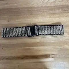 編み込みデザイン ストレッチベルト 黒と金