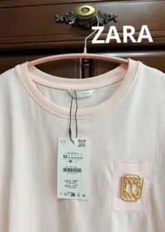 【新品タグ付き】ZARA ブローチディテール付きTシャツ　淡ピンク　人気品