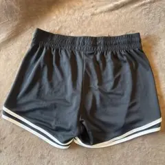レスミルズトレーニングショーツ 黒 紫アクセント