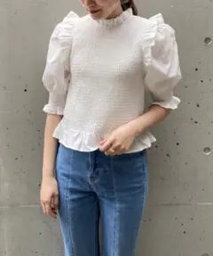 As know as アズノアズ シャリっとぽふりフリルブラウス 白 ホワイト