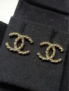 Chanel ツイストピアス