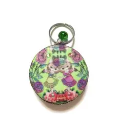 ハンドメイド　くるみボタンキーホルダー　猫　ライムグリーン