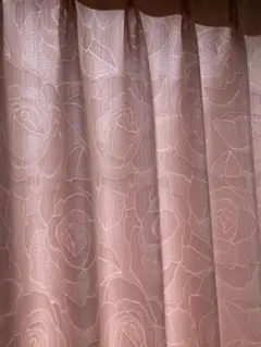 光沢のあるカーテン　ピンク　小窓　1枚のみ