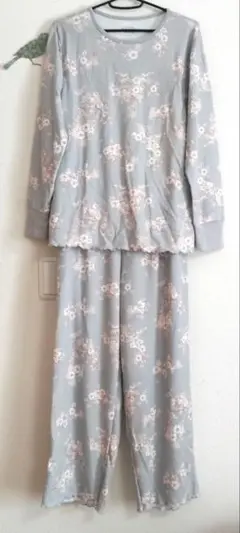 新品☆夏用サラ伸びパジャマ☆薄生地☆長袖Sサイズ☆ライトグレー花柄☆