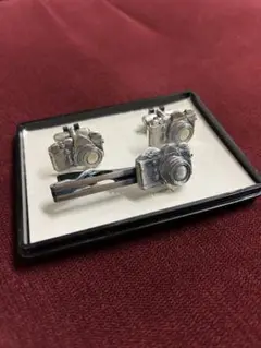 カメラデザイン ネクタイピンとカフスボタンセット