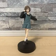 青と黒の服のフィギュア