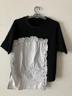フリル付きTシャツ
