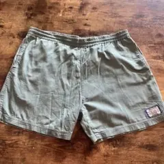 カーキショーツ