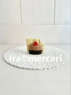 ホワイトチョコレートとケーキのフェーブ　フェーヴ　フランス製　ミニチュア　陶器