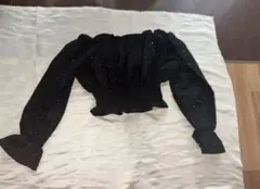 黒いフリル付き長袖ブラウス