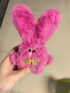 ピンクのウサギ型ぬいぐるみ