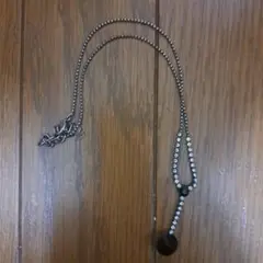 AGATHA ブラック ロングネックレス クリスタル付き