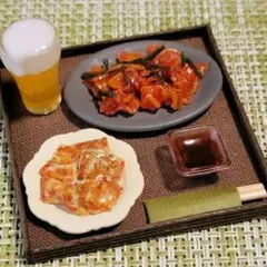 ミニチュアフード 豚キムチ炒め、チヂミ、泡が溢れてるビール セット