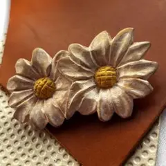 花モチーフ 木製　ブローチ