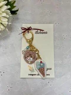 ハンドメイド 猫ちゃんとアイスクリーム刺繍のキーホルダー