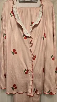 新品　チェリー柄フリル付きパジャマセット