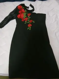 Daisy　黒のオフショルダードレス 赤い花刺繍 即購入◎