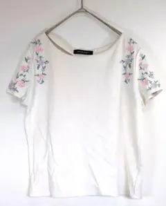 【クイーンズコート】半袖トップス　ホワイト　花刺繍　ボートネック　Mサイズ　白