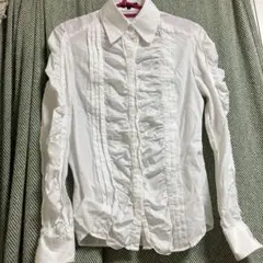 ギャザーデザインのブラウス