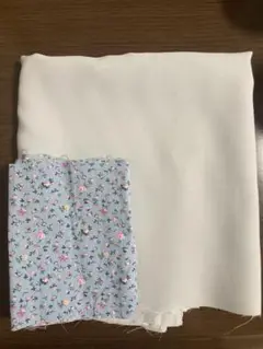 水色と小花柄の布