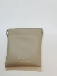 ベージュ色のマグネットポーチ