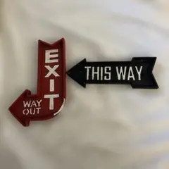 看板「EXIT WAY OUT」、「THIS WAY」