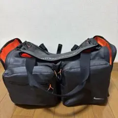 NIKE 防水ダッフルバッグ ブラック/オレンジ