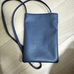ネイビーのレザーショルダーバッグ
