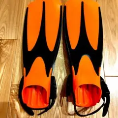 オレンジと黒のダイビングフィン
