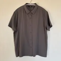 グレー 半袖シャツ 背面タック付き