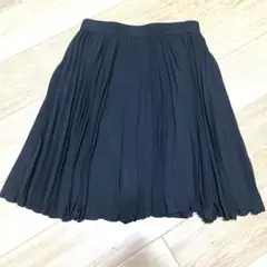 黒のプリーツスカート