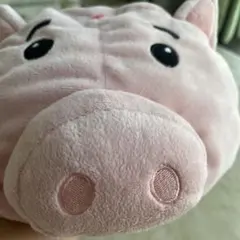 豚の顔デザインのキャップ