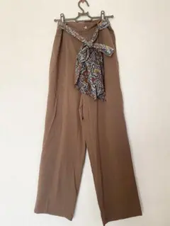 【ほぼ未使用】カジュアルパンツ　スカーフ付き