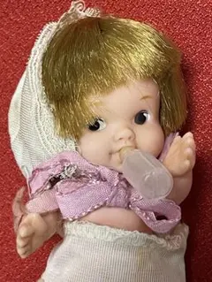 レトロ　金髪の小さな人形(9.5cm) とミルクボトル